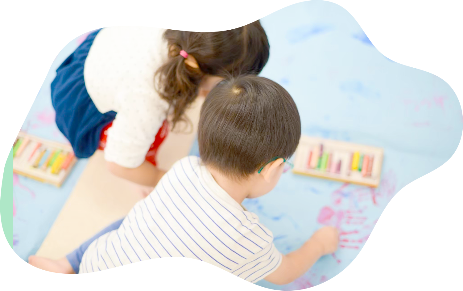 子供たちがお絵描きをしている写真
